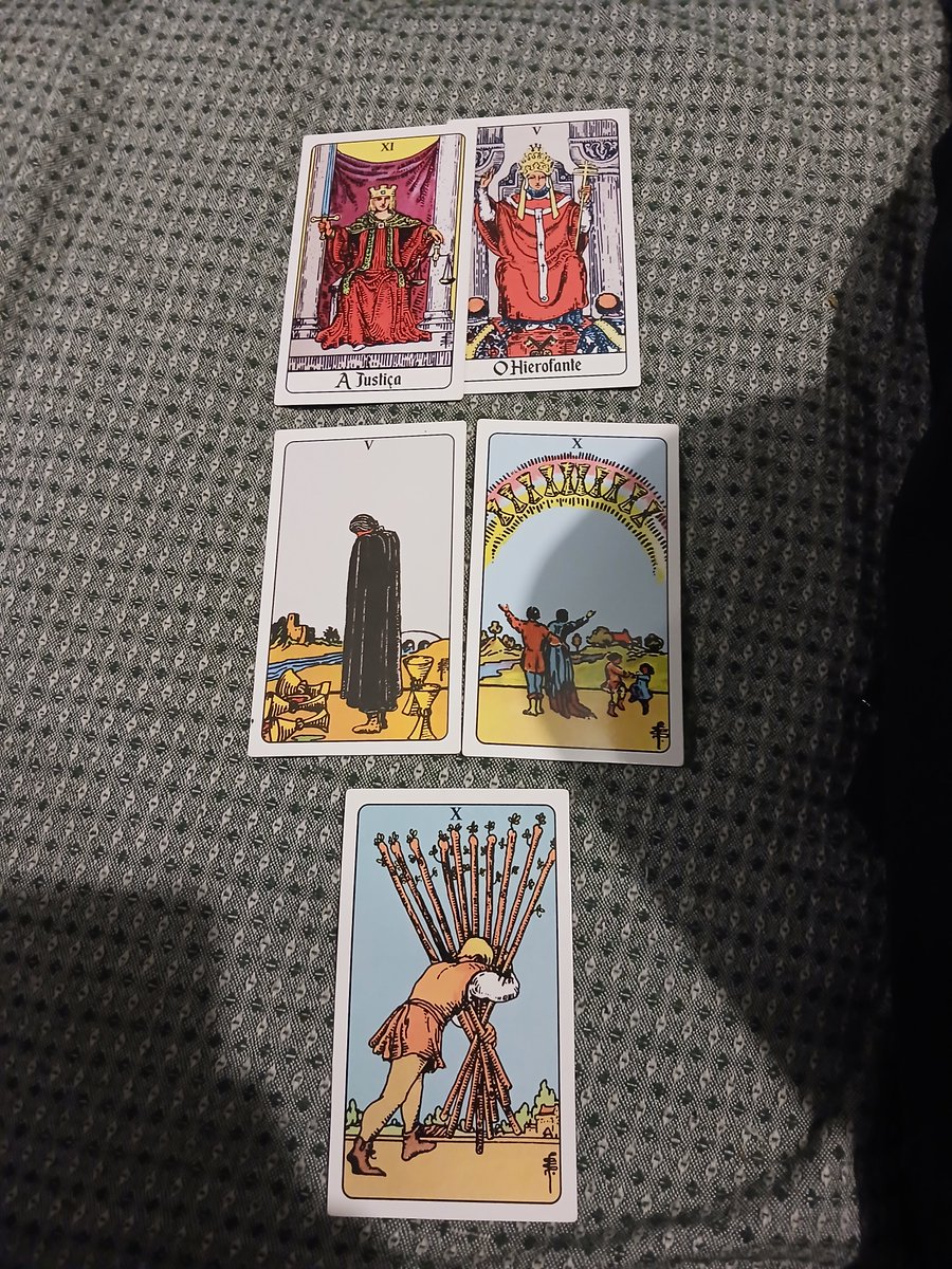 luanscarlate20's tweet photo. fiz uma tiragem do tarot aqui com relação as eleiçoes brasileiras.
primeira pergunta: 
1-lula irá ganhar amanhã? saiu as duas cartas do topo q vcs estao vendo
2- vai vencer no primeiro turno? saiu o 5 de copas
3- ele irá vencer as eleições e se reeleger? saiu 10 de copas https://t.co/iu6Lh65Yni