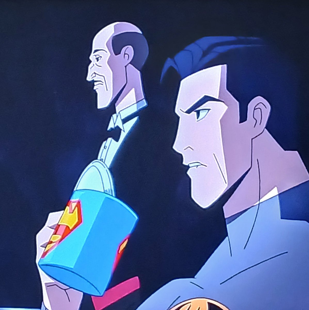 venursz's tweet photo. O BRUCE COM A CANECA DO SUPERMAN https://t.co/qnrwEzCdX1