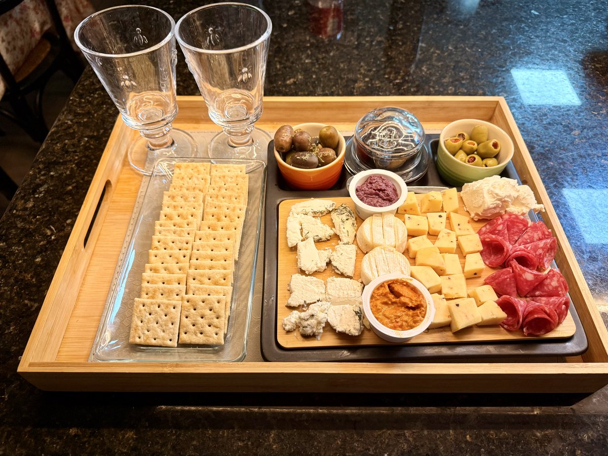 Negri_03's tweet photo. Noche de cine con picoteo. Obviamente con la mermelada de vino tinto que preparé… me quedó deliciosa!

#Sabado 
#Picoteo 
#Saturday 
#Married https://t.co/g3KBMp8CNT
