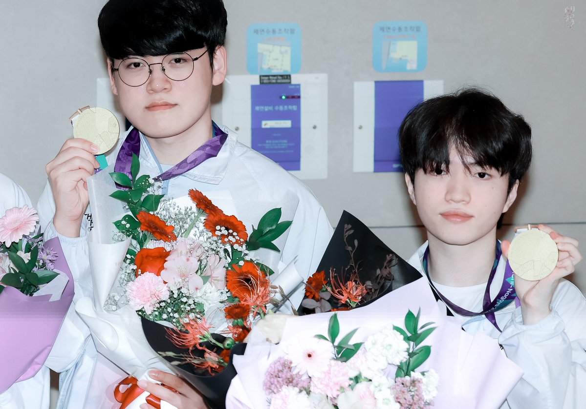 ginginchanchan's tweet photo. BEST BOT DUO https://t.co/uit2kbTPMs