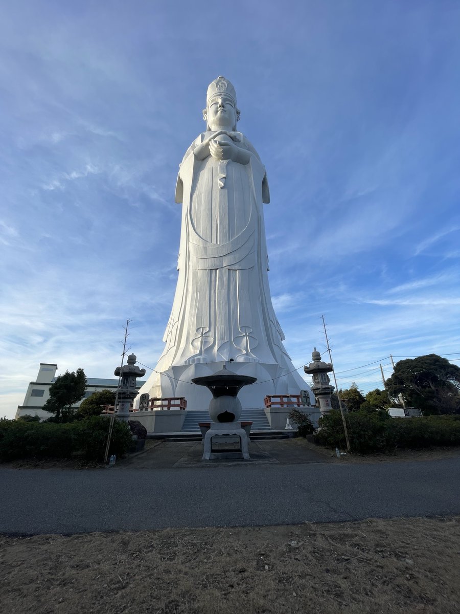 hidepp3's tweet photo. 【 東京湾観音 拝観 終了へ 】

令和9年3月31日で東京湾観音の拝観受付を終了

昭和36年に完成した 高さ56mの「救世観音像」
20層300段余りの内部らせん階段を登れば東京湾を一望（途中階からも眺望可）

これまで6回の大規模修復工事が行われたが 諸般の事情により あと半年ほどで拝観終了予定

💰 拝観料 高校生以上 ¥500、5才〜中学生 ¥300
📍 千葉県 富津市 小久保1588
🅿️ 無料駐車場 70台ほど
⏰ 拝観受付時間 8〜16時（拝観終了 17時）
🈺 定休日 木曜日