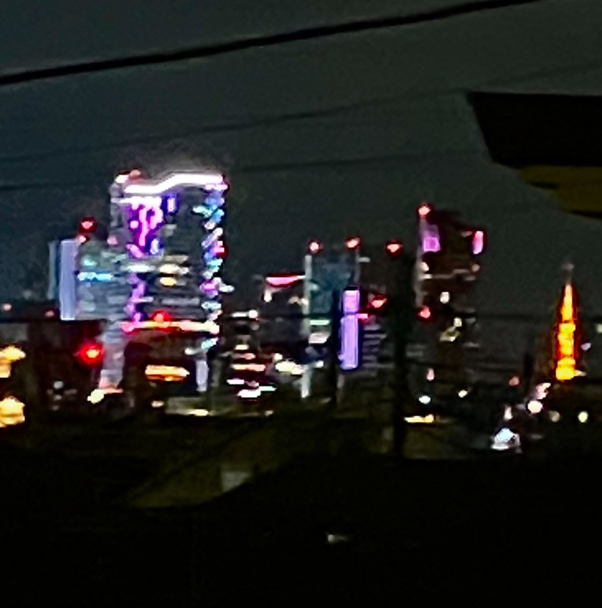 cry4truth's tweet photo. 帰宅して目に入って東京タワーが冬色になってた！一昨日は夏色だったはず！？って思っていたけど、間違いなく昨日からだった🗼

好きな季節に☺︎

 https://t.co/98MfeEzrAo https://t.co/ivUBYVZw0Y