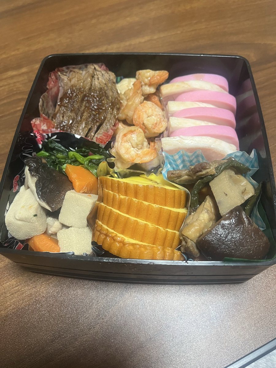 tuginalu's tweet photo. @harapekonomiju @YouTube #はらぺこみじゅグルメ

今年のおせち料理ですな。
こんな感じですわ。 https://t.co/C3NxIFjUc3