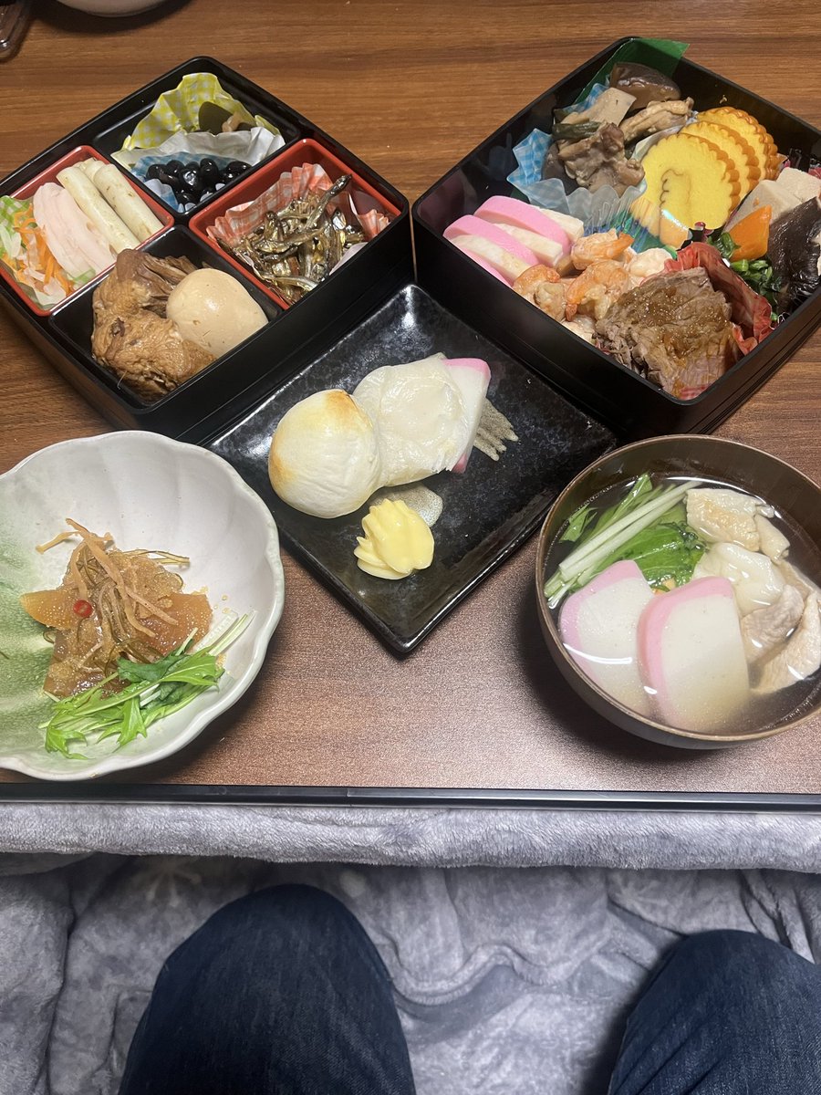 tuginalu's tweet photo. @harapekonomiju @YouTube #はらぺこみじゅグルメ

今年のおせち料理ですな。
こんな感じですわ。 https://t.co/C3NxIFjUc3