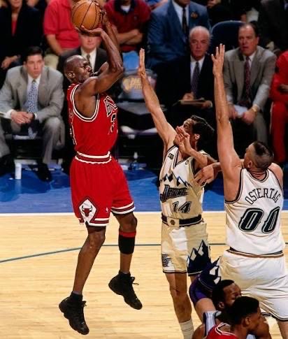 Cover3_mx's tweet photo. Jordan’s midrange game was the deadliest weapon in NBA history.

Not a dunk. Not a three. The shot modern analytics tell you to avoid.

In 1996–97, Jordan made 588 of 1,202 shots from midrange. 48.9%. More makes than anyone in the league, on absurd volume.

Defenders knew the fadeaway was coming.

They still couldn’t stop it.

And in 1998, with a championship on the line, Jordan’s final shot as a Bull was exactly that: a midrange jumper.

The space between the paint and the three-point line.

Nobody ever owned it like Michael Jordan.

🐐