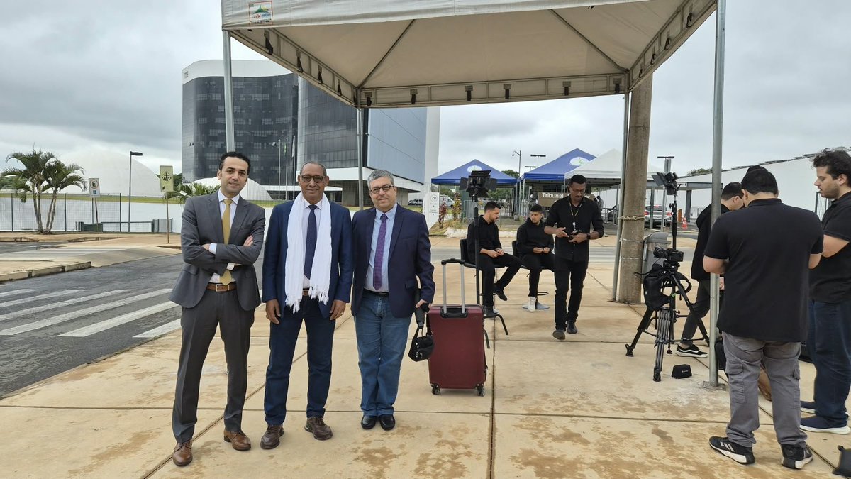 E_Alasemi's tweet photo. مع الأخوة الأساتذة دداه عبد الله وأحمد خيري من أمام المحكمة الانتخابية العليا في برازيليا قبل يوم من انطلاق الانتخابات https://t.co/vam4NMaI7Q