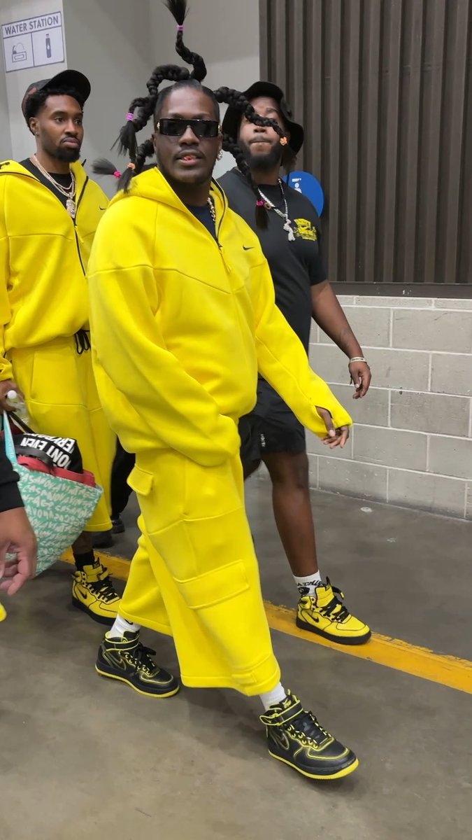 Ovrnundr's tweet photo. Lil Yachty rocking 1-of-1 Concrete Boys x Nike Air Force 1 Mid at ComplexCon 💛🖤 https://t.co/bSUJ5q4zYA