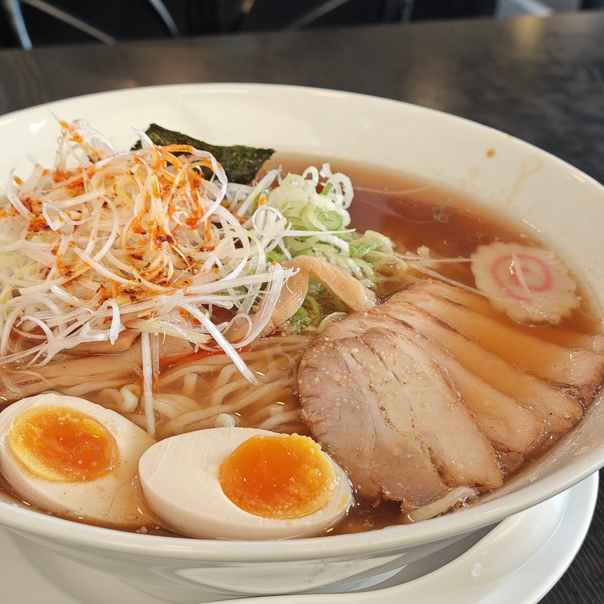 KT3_3_5's tweet photo. 昨日は遅すぎてどこにも行けなかったので、朝からメガ中華そばをキメに来た！
初めてラーメンのみで満腹になる経験をした気がする。
そこまで多くはなくて、常識の範囲でメガな感じ。
しかし残念なことにスープがあんまり好みじゃなかったw
この前の冷やし麻辣なんとかは美味しかったんだけどなぁ。 https://t.co/eK1pAC62cF