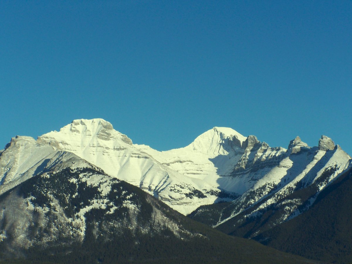 Willj3dm's tweet photo. This is Mount Inglismaldie (2,964m) in the Canadian Rockies after a late Autumn snow storm. It's the 2nd tallest peak in the Fairholme Range, stretching all the way from the Northeastern edge of Canmore, Alberta, to the shores of Lake Minnewanka in Banff National Park. https://t.co/5TonKPtjEl