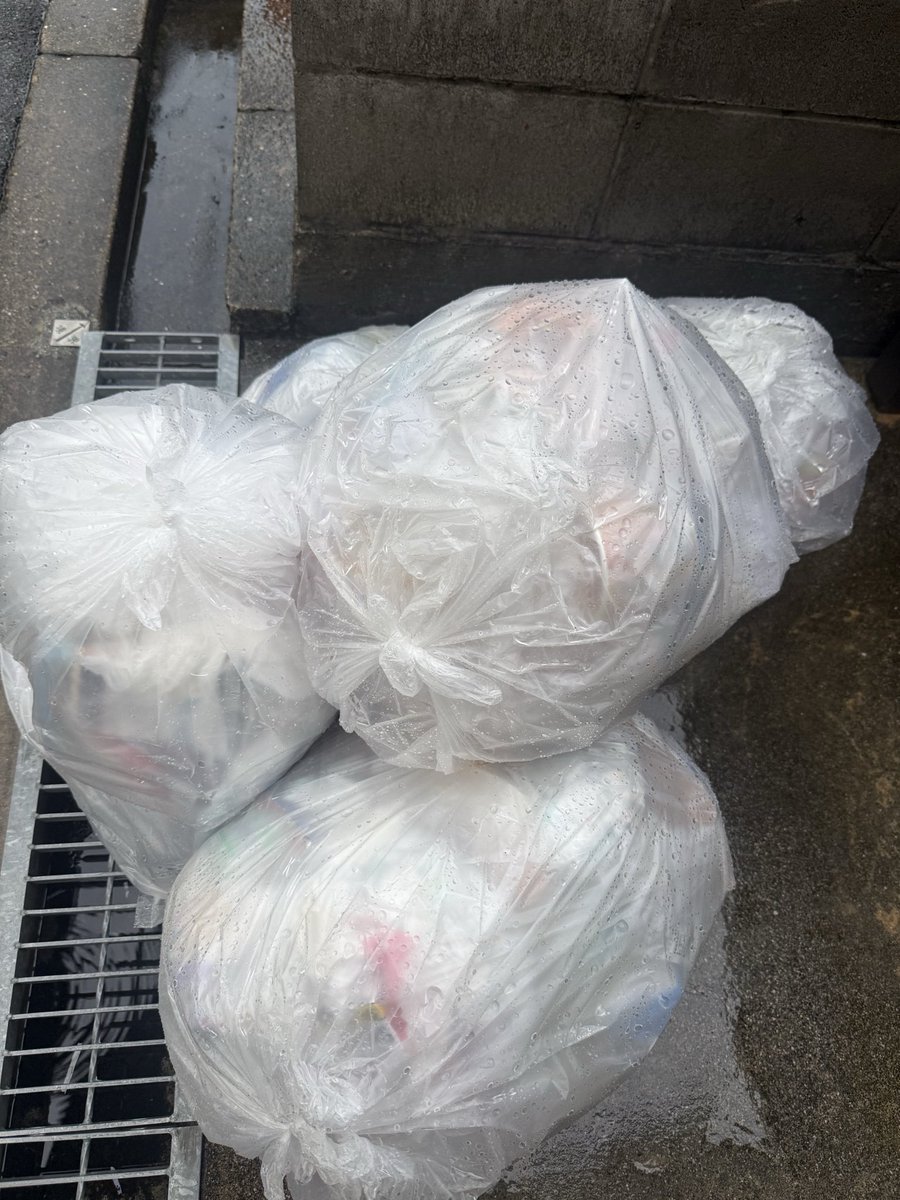 megabank_tarou's tweet photo. 高市総理へ

これは、子ども6人、8人家族の3日間のゴミです。
5袋あります。誇張しておりません。

収集日まで、家の中では保管しきれません。
動物に荒らされないよう、袋を一つひとつ三重にして、外で保管しています。

このゴミ袋になる前には、
家族の生活に必要なモノでした。
その代金を払うために、働く毎日がありました。

米、肉、野菜、魚、納豆、牛乳、お菓子。
日用品。
服も、靴も、学用品も。

子どもが成長すれば、必要なものも変わります。
値上げのたびに、家計に残る余裕は削られます。

だから、働きます。
帰れば、家の仕事をします。

子どもを6人持ったのは、私たち夫婦が決めたことです。
責任を持って、育て切ります。

ただ、その責任を引き受けた親にも、
税のあり方に声を上げる権利はあります。

同じ収入でも、
そこから何人分の生活を支えているかで、
税金を負担できる余力は違います。

それでも、16歳未満の子どもは、
所得税の扶養控除の対象外です。

高市総理。

子どもの生活費は、16歳から発生するわけではありません。
生まれたその日から、食べて、着て、暮らしています。

収入の数字を見るとき、
その収入で暮らしている家族の人数も、見てください。

この5袋の向こうにある、
8人分の暮らしを見てください。

担税力に合った課税を。
年少扶養控除を復活させてください。

買い物も、ご飯の支度も、ゴミ出しも。
明日も、8人分の暮らしは続きます。

#年少扶養控除
#年少扶養控除を復活して
@takaichi_sanae