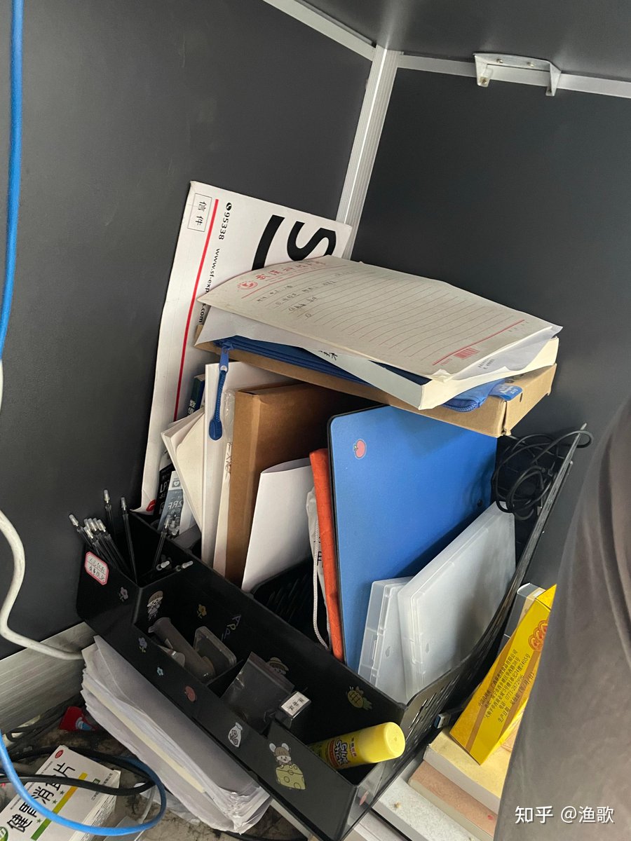 oEUEgwe26sxjny8's tweet photo. Hey, the dog ate my notes—wait, no, the shard got stuck in my bag, screen’s scratched, and I can’t find my eraser. Ugh, such a mess! https://t.co/sXxTnqWQuE