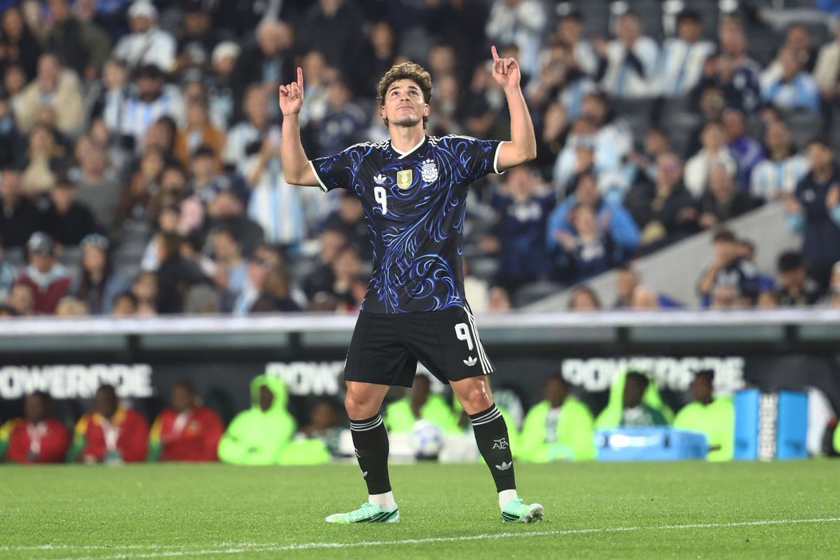 Juli19x's tweet photo. Para Lionel 🐐🩵 https://t.co/Y0Lg3P9jAh