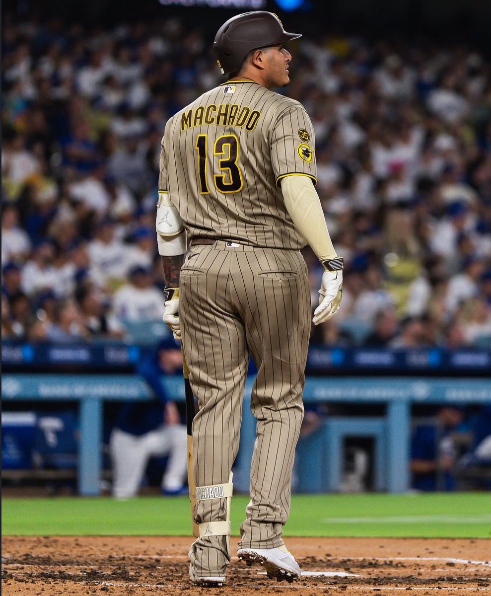 fashion_nfl's tweet photo. Padres going sand instead of gray for their road uni was savvy upon debut and continues to age well. https://t.co/Fle68qpRgO