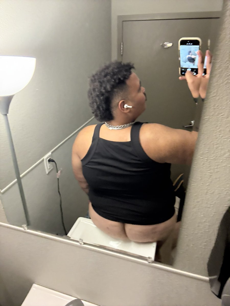bussy_boi00's tweet photo. Oh you need in the laundromat bathroom , sorry too busy taking nudes https://t.co/MNDi6jo3Da