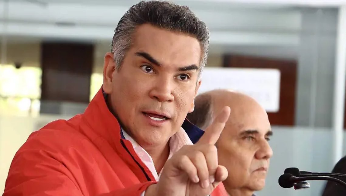 LuisCardenasMx's tweet photo. 🚨 TEPJF perfila permitir que Alito y el PRI llamen “narcopartido” a Morena

El Tribunal Electoral perfila revocar la orden del INE que obligó a Alejandro “Alito” Moreno y al PRI a retirar 15 publicaciones en las que calificaron a Morena como “narcopartido”, “narcogobierno” y “Morenarcos”.

El proyecto del magistrado Reyes Rodríguez sostiene que la expresión “narcopartido” no atribuye por sí misma un delito concreto, sino que constituye una “valoración política severa” dentro de la contienda electoral.

Para el magistrado, este tipo de críticas cumplen una función persuasiva en el debate público y están protegidas por la libertad de expresión. El proyecto deberá ser aprobado por mayoría de la Sala Superior. @elsolde_mexico
