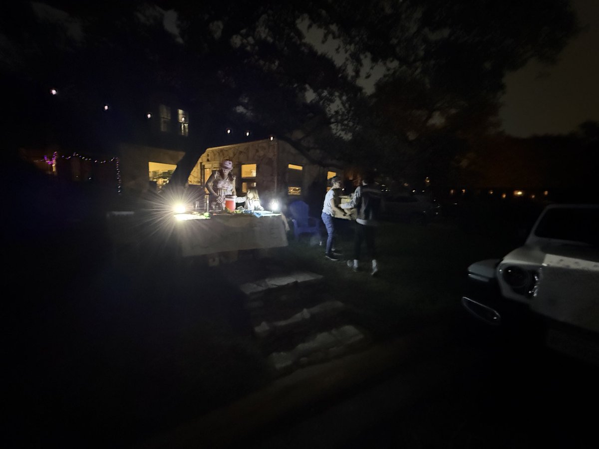 TraceySchulz's tweet photo. they're still out here! These neighborhood kids & their pink lemonade stands are pretty dedicated… And the lemonade is good…
#ACLFest #ACLFest2026 #AClFest25 #ACLFestival @aclfestival https://t.co/8UoPgSg175