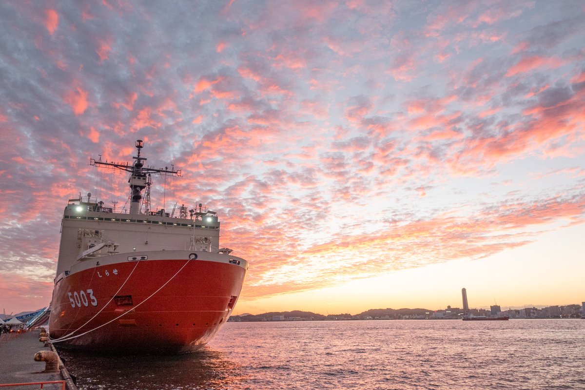 BbHowk's tweet photo. 空一面の鱗雲が綺麗に染まり、砕氷艦しらせも美しい😍
門司港2026.10.02
JMSDF
砕氷艦しらせ
ICEBREAKER 
AGB-5003 SHIRASE https://t.co/4ElIx8w5rb