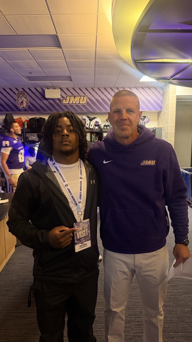 arric_dawkins4's tweet photo. Great time at JMU Game Day Visit! Blessed for the opportunity to meet new coaches and build relationships. Appreciate the hospitality! 🟣🟡 #GoDukes
@MiddletownFB 
@coach_bnapier https://t.co/fl2HzGPWhu