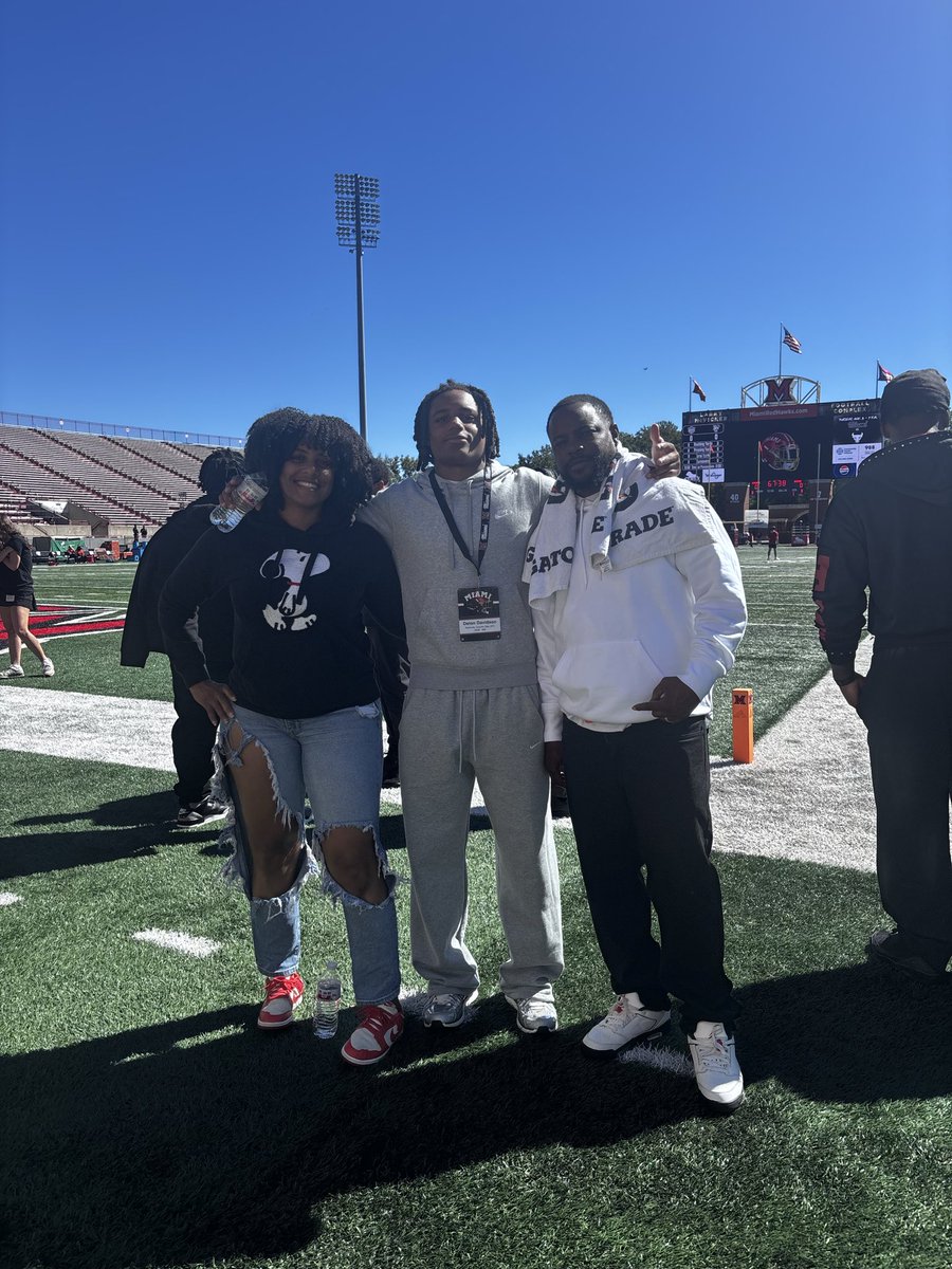 deion_prime21's tweet photo. Thanks @ACruse15 for the game day invite! I had a great time watching you guys play. I enjoyed the facility plus meeting the staff. I loved the whole process! 

@Martin_Miami_HC @MiamiOHFootball @drew15martin @KCDFootball1 @kcdfootball @kcdathletics https://t.co/B0wDRMRkAp