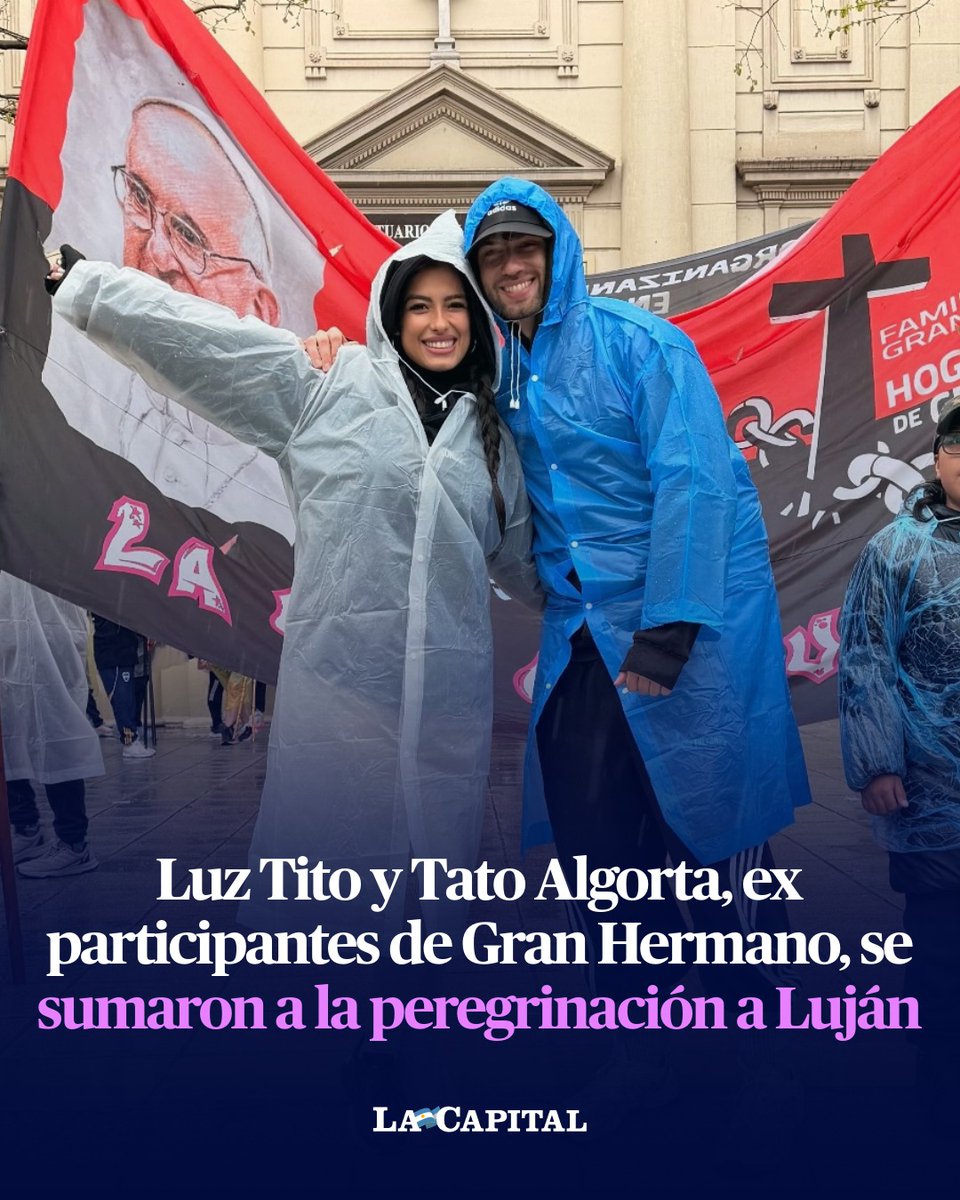 lacapital's tweet photo. LA RECIENTE PAREJA SE SUMÓ A LA PEREGRINACIÓN A LUJÁN BAJO LA LLUVIA ❤️

Luz Tito y Tato Algorta, ex participantes de Gran Hermano, caminaron hasta la basílica de Luján en una nueva peregrinación marcada por la lluvia. Los influencer compartieron a través de sus redes sociales una foto de ambos juntos en el kilómetro cero con una sonrisa de oreja a oreja. 🙏🏻🩷
