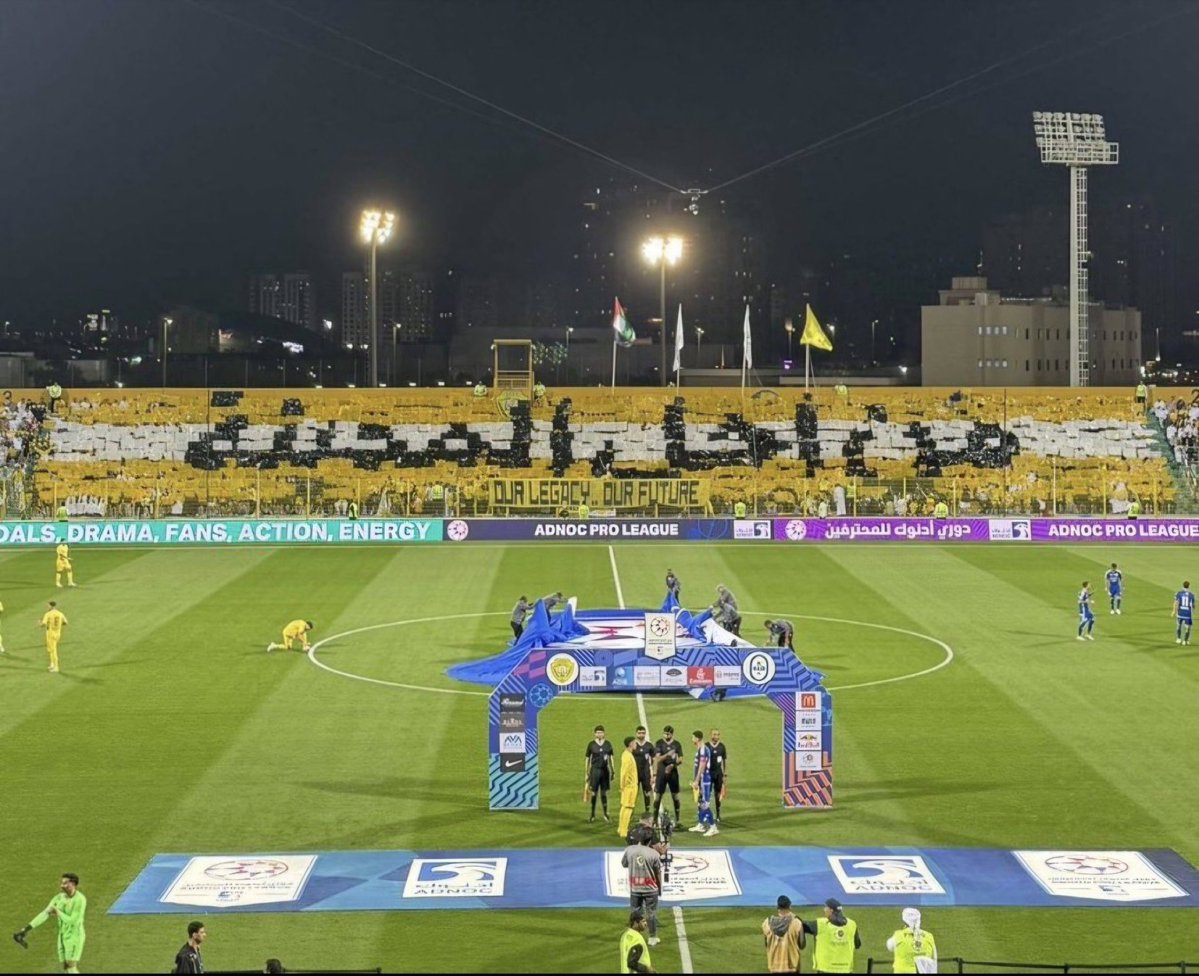 bandrrjn's tweet photo. @1SMi_ تيفو جماهير الامارات 🙊 https://t.co/cyWydrijJY