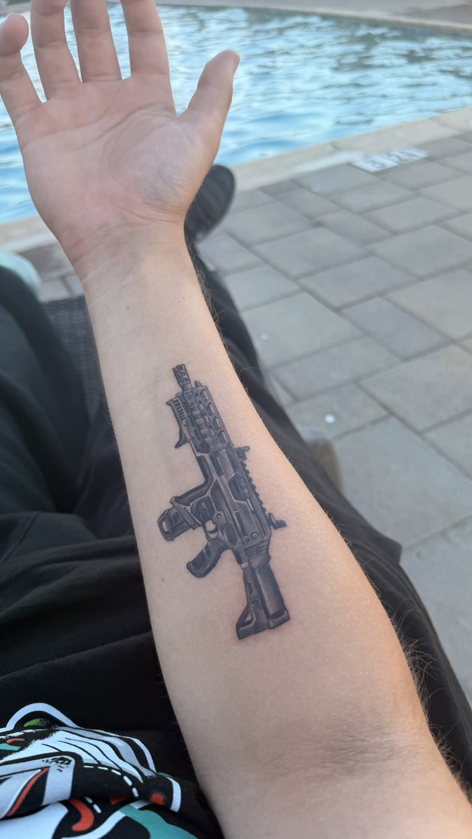 faintxd2shiny's tweet photo. @Respawn please never ever ever make the Hemlock a burst weapon ever again. Okay thanks byeee love u 🫶💜 https://t.co/BMbJk2cquI