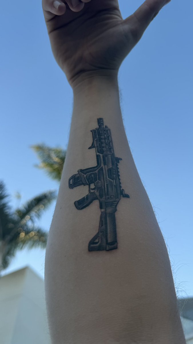 faintxd2shiny's tweet photo. @Respawn please never ever ever make the Hemlock a burst weapon ever again. Okay thanks byeee love u 🫶💜 https://t.co/BMbJk2cquI