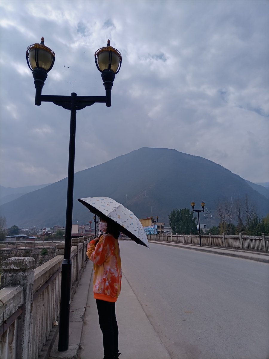 seungminsu28509's tweet photo. [Chun rewards the empty gown, a moment of quiet grace captured in the soft evening glow.]， https://t.co/5jBHZhWRiw