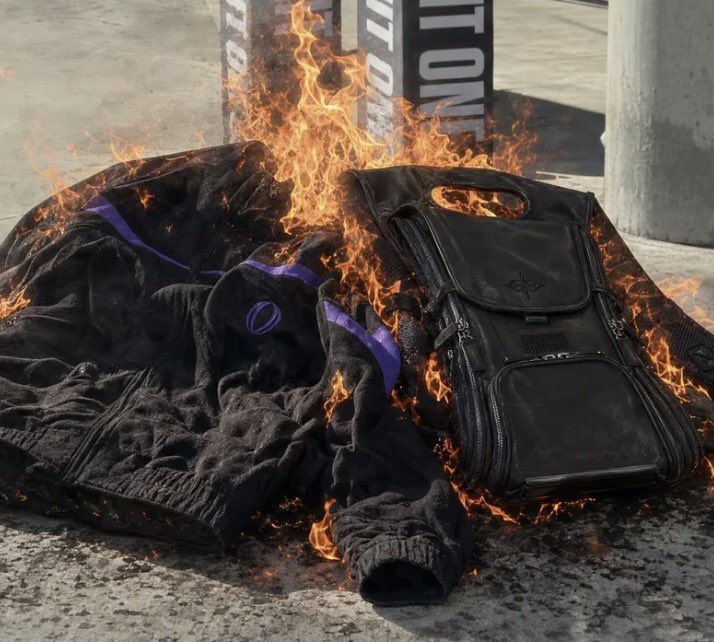 vxdeo's tweet photo. DeenTheGreat bought over $7,500 worth of Vivet just to BURN IT outside ComplexCon after Kai Cenat IGNORED him 😳 https://t.co/qBgOMUCcBV