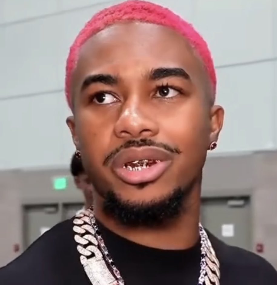 vxdeo's tweet photo. DeenTheGreat bought over $7,500 worth of Vivet just to BURN IT outside ComplexCon after Kai Cenat IGNORED him 😳 https://t.co/qBgOMUCcBV