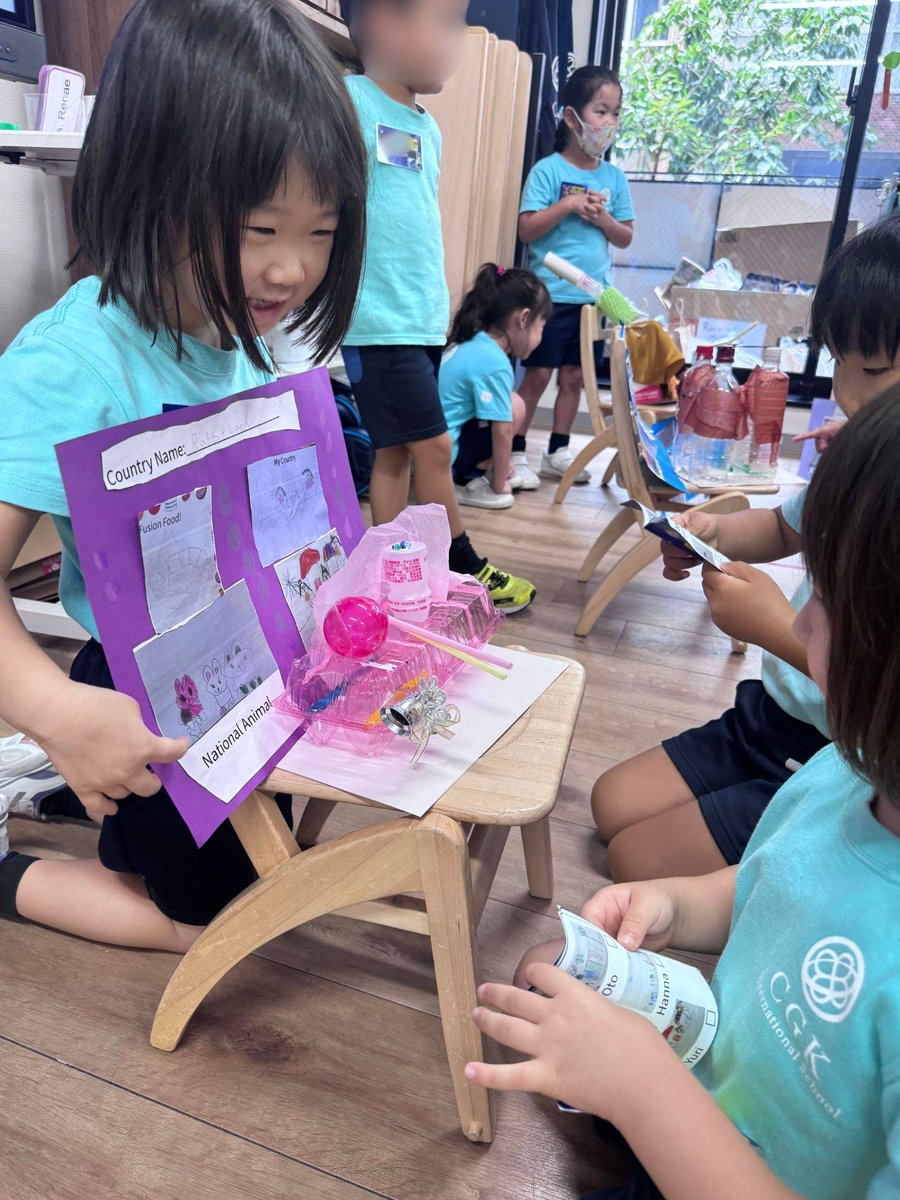 cgk_ja's tweet photo. 5歳児の万博。大切なのは、ジオラマが完成した瞬間だけではありません。

Skyクラス(5歳児)が開催した万博。並んだのは、子どもたちが自分で考えた『国』のジオラマです。地形や動物、食べ物、文化、国旗、服装、輸出するものまで、それぞれのアイデアを形にしました。

探究のテーマは『Where We Are in Place and Time(私たちはどのような場所と時代にいるのか)』。世界のさまざまな場所や歴史、人々の移動、暮らしを学び、自分の国を創る活動へつなげました。

万博には他のクラスも来場。子どもたちは模型を見せながら説明し、質問を受け、自分とは違う見方にも触れました。作品を完成させるだけでなく、『相手にどう伝えるか』までが、この探究の一部になっています。

ジオラマづくりには、調べたことを選び、組み合わせ、理由をもって表現する過程があります。さらに質問する相手がいると、表現は一方通行ではなく対話になります。『作る』と『伝える』をつなげることを大切にした活動です。

CGK Times9月号より:
https://t.co/SWECZluMZE