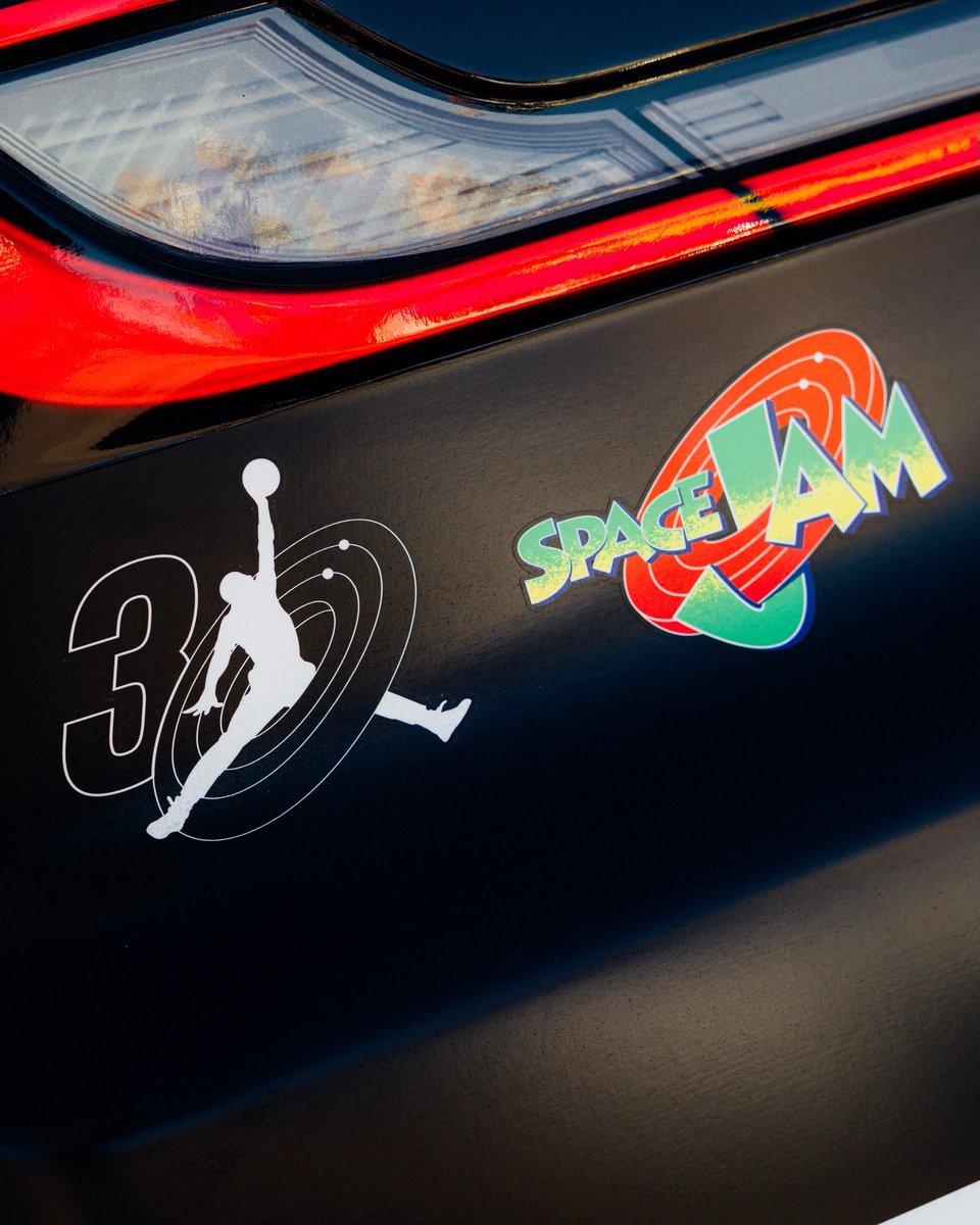 SoleRetriever's tweet photo. Tyler Reddick debuted his Monstars green No. 45 celebrating the 30th Anniversary of ‘Space Jam’ 🪐🏀🏁

📷 @NASCARonUSA / @23XIRacing https://t.co/lkpdGTdPQ1