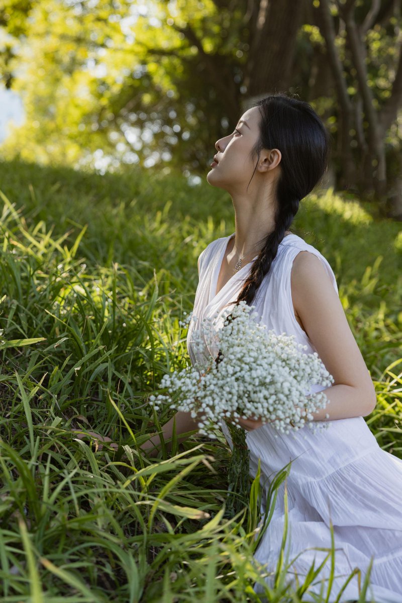 qrszfr's tweet photo. [Yin Bishan's artistic vibe blends nature's softness with vibrant energy—she makes every moment feel like a warm, gentle breeze!]， https://t.co/Lg01mX162a