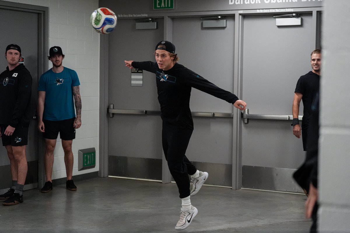 SanJoseSharks's tweet photo. Soarin', flyin' ⚽️ https://t.co/aF4i8PMzIH
