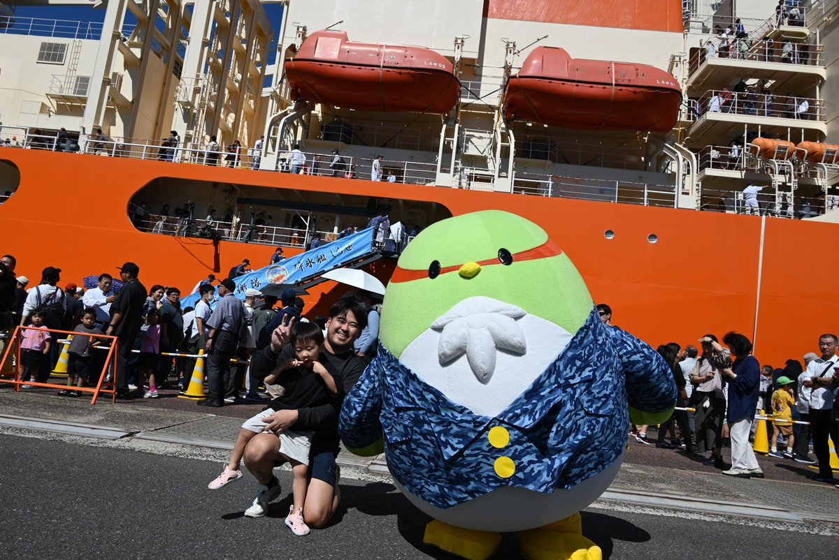 fukuoka_PCO's tweet photo. おはようございます☀

本日、しらせ一般公開最終日です！
受付は9時から14時まで🚢

【重要!】しらせの艦内の状況、来場者数によっては受付終了時刻が14時よりも早まる可能性があります！
あらかじめご了承ください🙇

昨日は来場者数多数のため、受付まで２時間以上を要したお客様もいらっしゃいますので、余裕を持ってお越し下さい🙇

また、関門海峡ミュージアム4階、栄町銀天街でもしらせのイベント開催中✨

みなさまのご来場をお待ちしております！
ご来場の際は、専用駐車場がございませんので公共交通機関をご利用ください🙇

#福岡地本　#砕氷艦しらせ　#しらせのしらせ