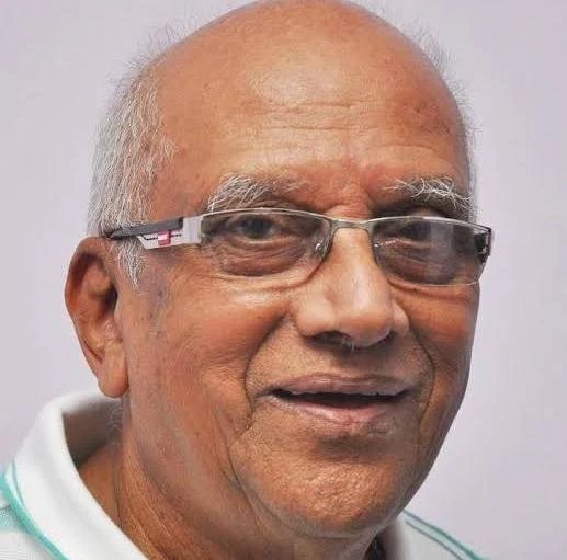 ChennuriSita's tweet photo. #RIPSingeetham గారూ..
పదిరోజుల కితమే తొంభైఐదవ పుట్టిన రోజు జరుపుకున్న దర్శకులు సింగీతం శ్రీనివాసరావు నిన్న అస్తమించారు..
"మాయాబజార్" చిత్రం కోసం కెవిరెడ్డి దగ్గర అప్రెంటిస్ గా పనిచేసిన ఆయన "నీతి-నిజాయితీ" చిత్రానికి తొలిసారి దర్శకత్వం వహించారు.ఆ సినిమా హిట్ కాలేదు కానీ ఆయనకు మంచి పేరొచ్చింది.
నవతా కృష్ణంరాజు గారికి హిట్ సినిమాలు తీశారు..
ఆయన కమల్ హాసన్ తో తీసిన సొమ్మొకడిది- సోకొకడిది, అమావాస్య చంద్రుడు, అపూర్వ సహోదరులు, పుష్పకవిమానం ఆయనకు మంచి పేరుతెచ్చిపెట్టాయి. తమిళ దర్శకులందరూ గతసంవత్సరం ఆయన్ని ఘనంగా సత్కరించి ఆయనతో ఇష్టాగోష్ఠి ఏర్పాటుచేసుకున్నాయి.
మనవాళ్ళ గురించి ఎంత తక్కువ చెబితే అంతమంచిది.
ఆయనతీసిన మయూరి(1985) నాకు చాలా ఇష్టం.
ఆ సినిమాకు ఆయనకు ఎనిమిదో,తొమ్మిదో నందులొచ్చాయి.
ఆ తర్వాత ఇష్టమైనది ఆదిత్య 369.
ఎంత సెన్సిటివ్ గా తీశారో అనిపిస్తుంది.
తెలుగు కన్నా తమిళంలో ఆయనకు ఎక్కువ గుర్తింపు వచ్చింది.రాజాజీ కథ ఆధారంగా తీసిన దిక్కట్ర పార్వతి
ఆయనకు గొప్ప పేరు తెచ్చిపెట్టింది.
ఆయన మీద అభిమానంతో యంగ్ డైరక్టర్ నాగ్ అశ్విన్ "సింగ్ గీతం" ఆయన పేరుతో నిర్మించారు.
ఆయన కన్నడ మధ్వ బ్రాహ్మిణ్
తెలుగు ప్రాంతంలో జన్మించాడు.
తమిళంలో పేరు తెచ్చుకున్నాడు..
వారికి నివాళి..
రెండేళ్ళ కితం ఆతనకు ఫోన్ లో విషెస్ చెప్పాను..
"యార్ పేసర" అని తమిళంలో అడిగారు.
హైదరాబాద్ అనగానే తెలుగులో మాట్లాడారు..
కన్నడ జర్నలిస్టుల సంఘం ఆయన బయోగ్రఫీ వెలువరించింది..
#tfi