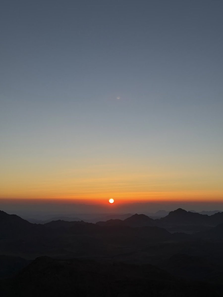 SakujiYoshimura's tweet photo. 旧約聖書でモーセが十戒を授かったのが、エジプトのシナイ山
写真はシナイ山頂から撮った朝日です
神々しい‼️

深夜から登頂して朝日を拝むツアーが人気です
ラクダで登ることもできます https://t.co/itm66kw0O5