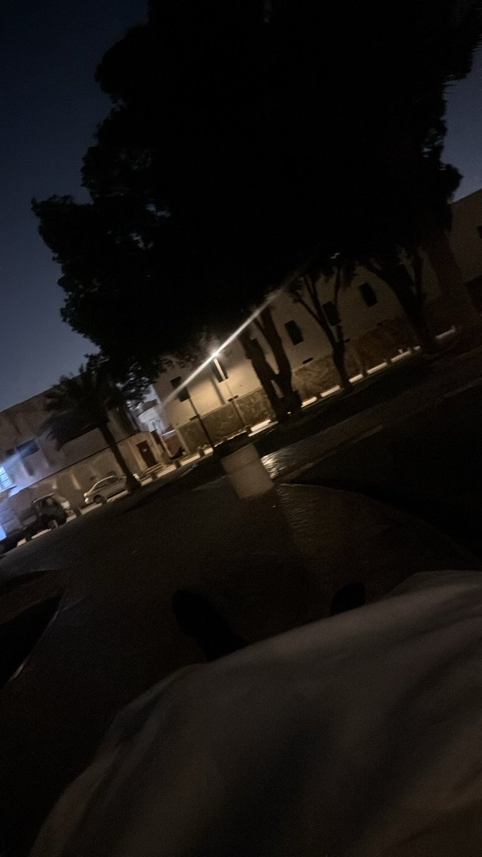 58xxt's tweet photo. منسدح فالحديقه وزبي مقومممممممم والناس تشوفني https://t.co/9WoHEow3Yg