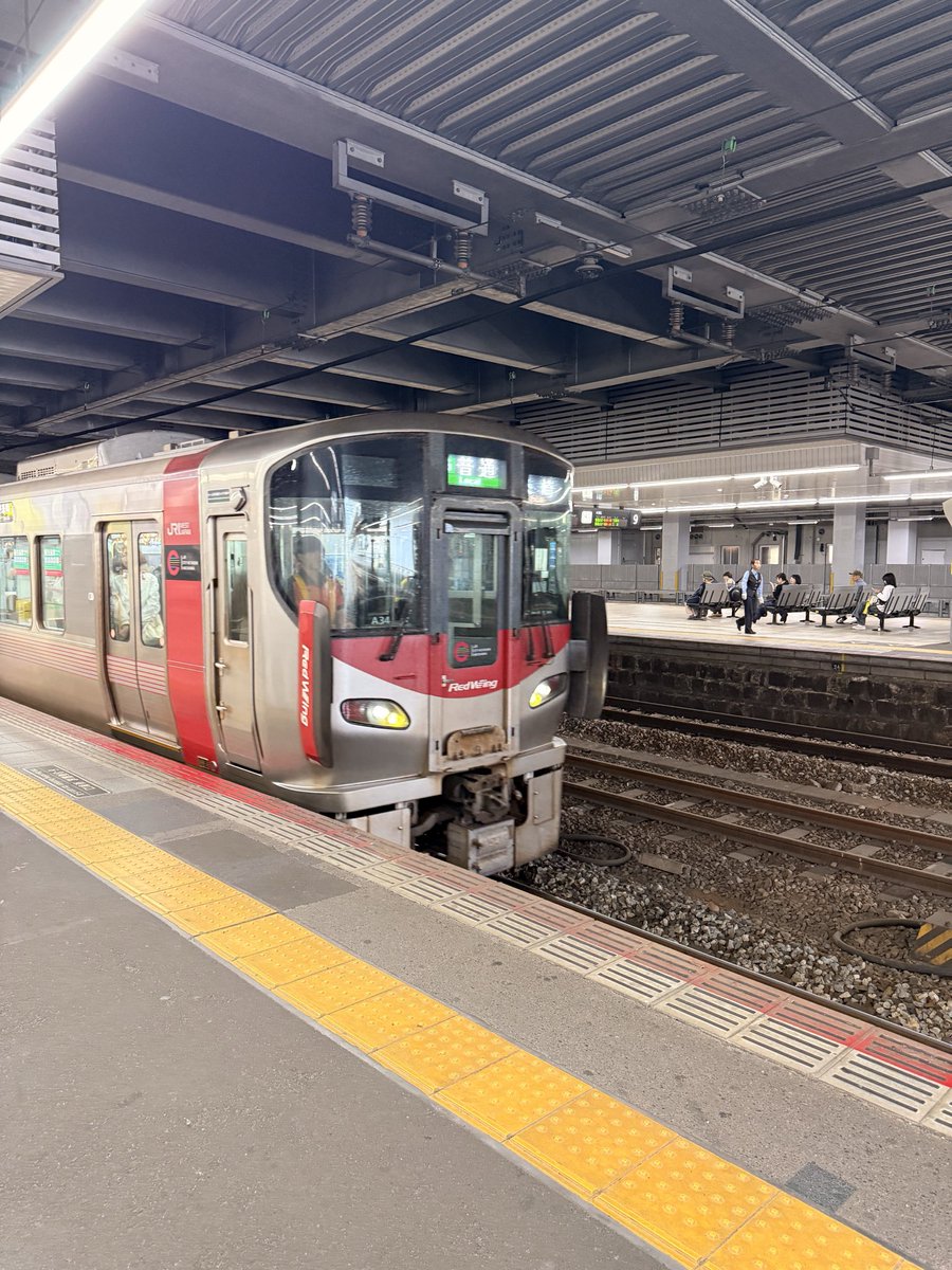 aiorcs's tweet photo. 尾道又下雨 为了省钱 坐着慢悠悠的jr过去 https://t.co/qjb9hbJIHk