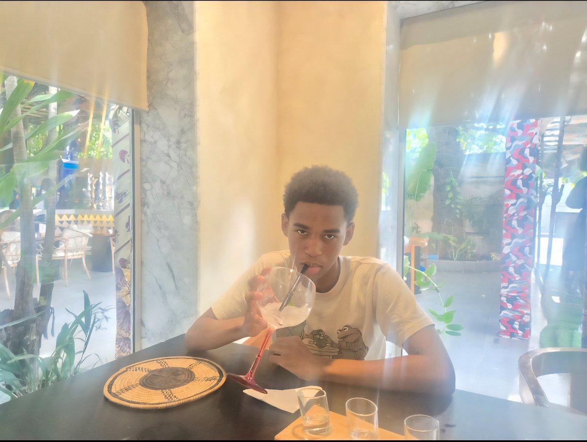 archivedcalorie's tweet photo. I look so fat in this picture ☹️ can someone give me wl pics or tell me im not ugly... https://t.co/5lNpk2532a