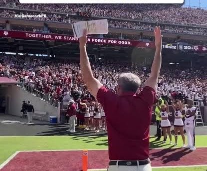 BOC_Gamecock's tweet photo. You got the game you needed out of 16. It looked just like that 6 game run. Ran the fucking football for 140+, threw for his 225, and had no picks; only a fumble after being swallowed behind the line of scrimmage on a 4th and 3 bonehead play call. 

You had them down 17-0. Home. Crowd behind you even when they know how it’s gonna end. Fuck you Beamer. Fuck you Clayton White. Kendall Briles who the fuck knows you might be alright, you’re better than the last guy. 

What the fuck else do you need to win Shane Beamer. A 27 point lead, wait that’s not enough either.