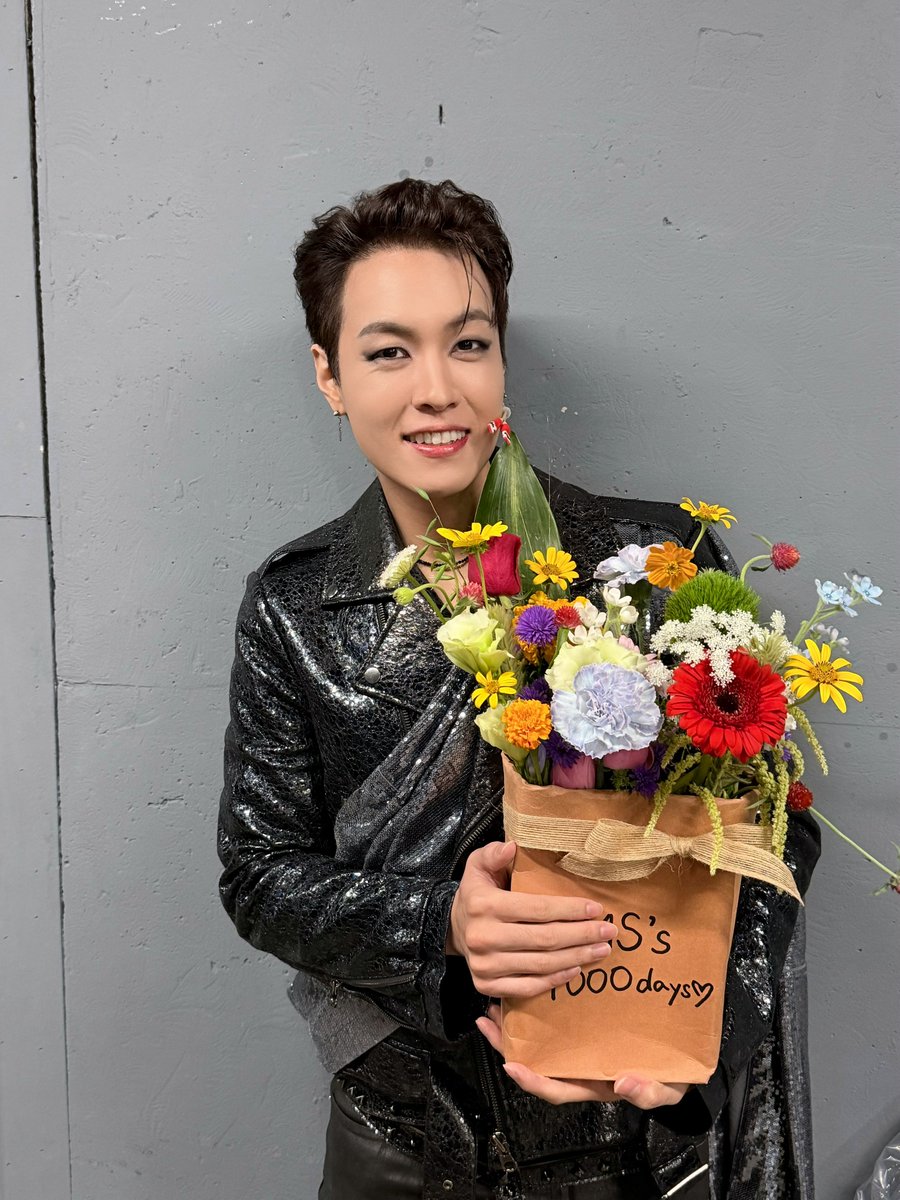 rokkikki's tweet photo. 261003D 소크라테스 패러독스 서포트 🏛️

“ 나 밍레토스는 이제 세상에 알려지겠지,
데뷔 4000일 맞은 자로. ”

황민수 배우님의 데뷔 4000일을 축하하며, 뮤지컬 ‘소크라테스 패러독스’ 팀에게 도시락과 떡 서포트를 진행했습니다.ᐟ

-
사진 저장 및 재업 가능! 2차 가공 X https://t.co/EkcdJKl2bf