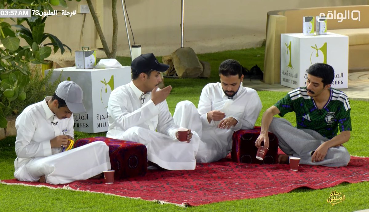 Lbradwr1's tweet photo. فوق ان منتخبنا متأهل لابس تشيريت المنتخب 
والله راسي خارج الغلاف الجوي من الفخر 🇸🇦
#رحلة_المليون73  #عبدالصمد_بادي https://t.co/dxprrykwRd
