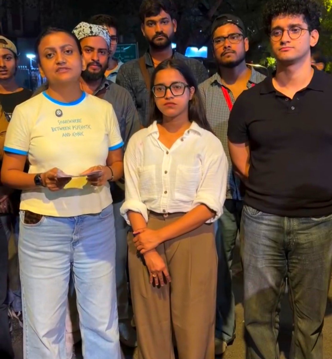 Neeraj_Bhawanii's tweet photo. Sexual Harassment

ये हैं Rosy। जंतर-मंतर पर ज्ञानेश कुमार के खिलाफ चल रहे प्रदर्शन के दौरान इनके साथ विवेक भगत नाम के एक पुलिस अधिकारी द्वारा बेहद आपत्तिजनक हरकत किए जाने का आरोप है।

आरोप है कि पुलिस अधिकारी ने इनके स्तनों को अपने हाथों से दबाया और फिर मुस्कराते हुए वहां से आगे बढ़ गया।

Rosy उस अधिकारी के खिलाफ FIR दर्ज कराने के लिए पूरी रात पार्लियामेंट पुलिस स्टेशन के बाहर खड़ी रहीं लेकि��� FIR नहीं दर्ज हुई।