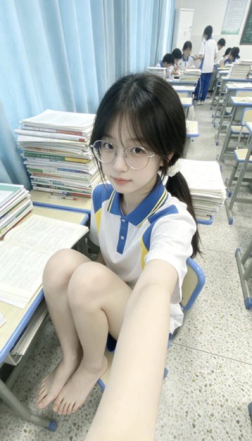carla65du4's tweet photo. 睡醒了，刚翻了相册这些照片跟视频了

你们有没有在教室看过福的

我一边看书一边给福你们看

看📷！看福！不要📷 https://t.co/AfJjibltMP