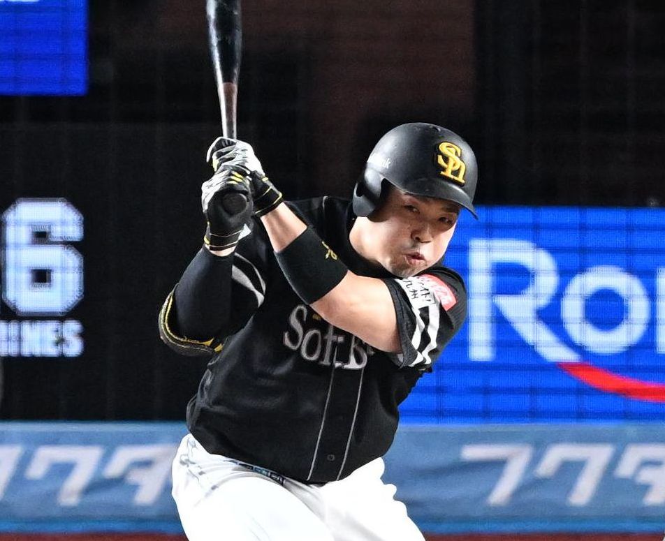 nishispo_hawks's tweet photo. 何人のタイトルホルダーが生まれる？　

ラスト1試合も気の抜けない戦いに　

昨季はプロ野球史上最多8選手が受賞

▼記事はこちら▼#sbhawks
https://t.co/VVbFkTfGrl https://t.co/tfNWRNNJtU