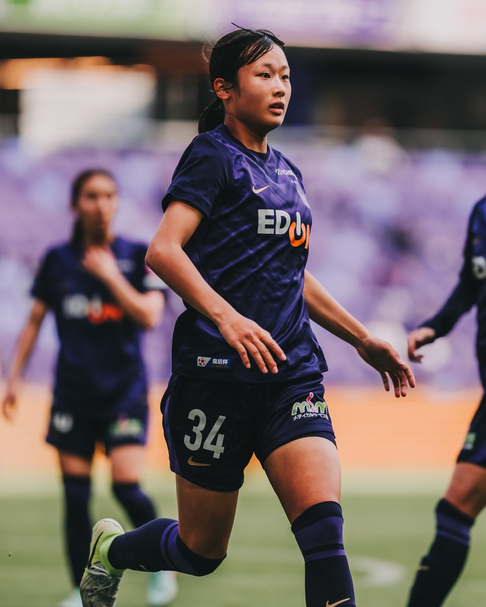 sanfrecceREGINA's tweet photo. 朝は英検、昼は試合✍️⚽️

昨日はユース所属の #中原千尋 & #中島采音 両選手がベンチ入り！
この二人、なんと朝に英検の試験を受けてから、そのまま14:00キックオフの試合に臨みました😳

後半途中からは千尋がホーム・Eピース初出場を果たし、何度も決定機に絡む活躍を披露。
若さあふれるパワーで、一日を駆け抜けた二人でした👏💜

#サンフレッチェ広島レジーナ #ONEVIOLET
#クラシエカップ