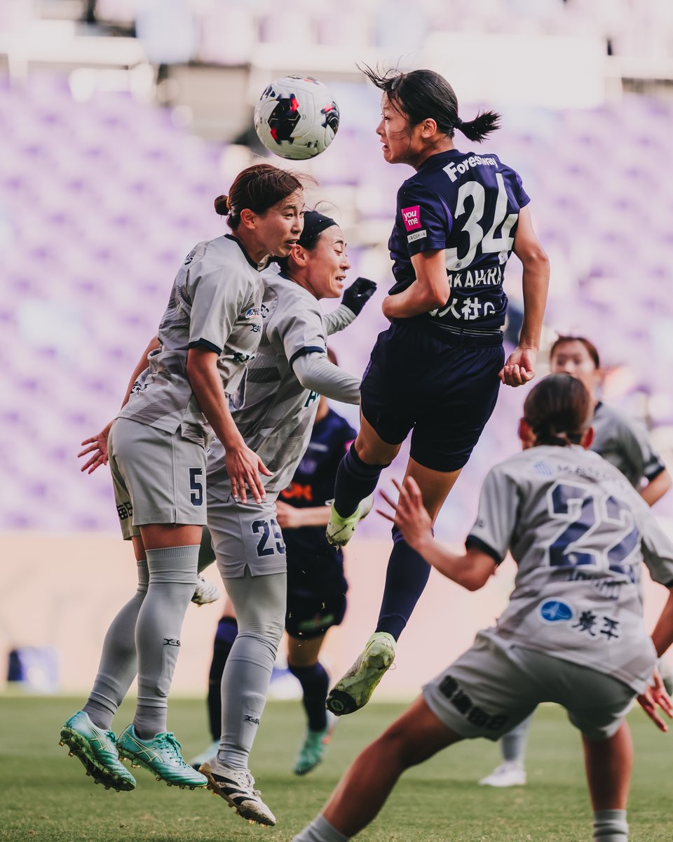 sanfrecceREGINA's tweet photo. 朝は英検、昼は試合✍️⚽️

昨日はユース所属の #中原千尋 & #中島采音 両選手がベンチ入り！
この二人、なんと朝に英検の試験を受けてから、そのまま14:00キックオフの試合に臨みました😳

後半途中からは千尋がホーム・Eピース初出場を果たし、何度も決定機に絡む活躍を披露。
若さあふれるパワーで、一日を駆け抜けた二人でした👏💜

#サンフレッチェ広島レジーナ #ONEVIOLET
#クラシエカップ