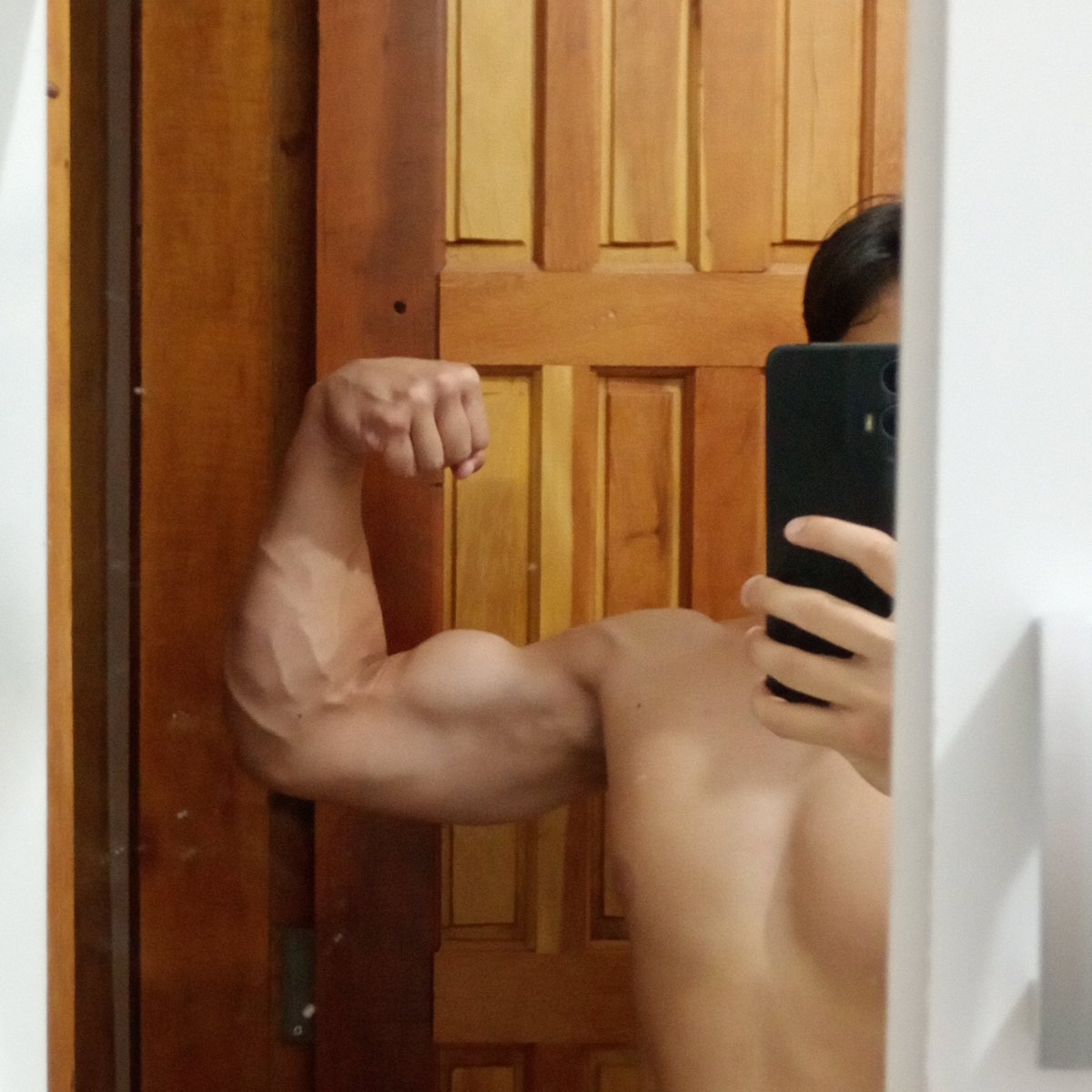 ThursHTR1's tweet photo. Alguém sabe um exercício bom para bíceps? Domingo vou treinar, e dai queria alguma recomendação :)
b noite
#novinhodopirocão 
#TROCONUDSㅤㅤㅤ https://t.co/PirZdOrNhL