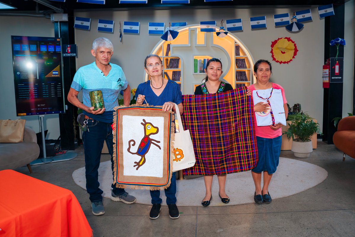 BitcoinZoneSV's tweet photo. Además el día de ayer en el CUBO de Panchimalco, artesanos locales compartieron parte de su trabajo y su historia. 🇸🇻 https://t.co/XTbT6GAczo